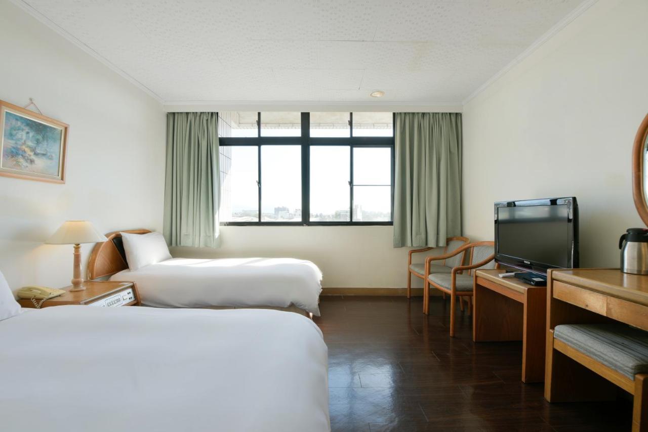 Back Home Hotel Chiayi Exterior foto