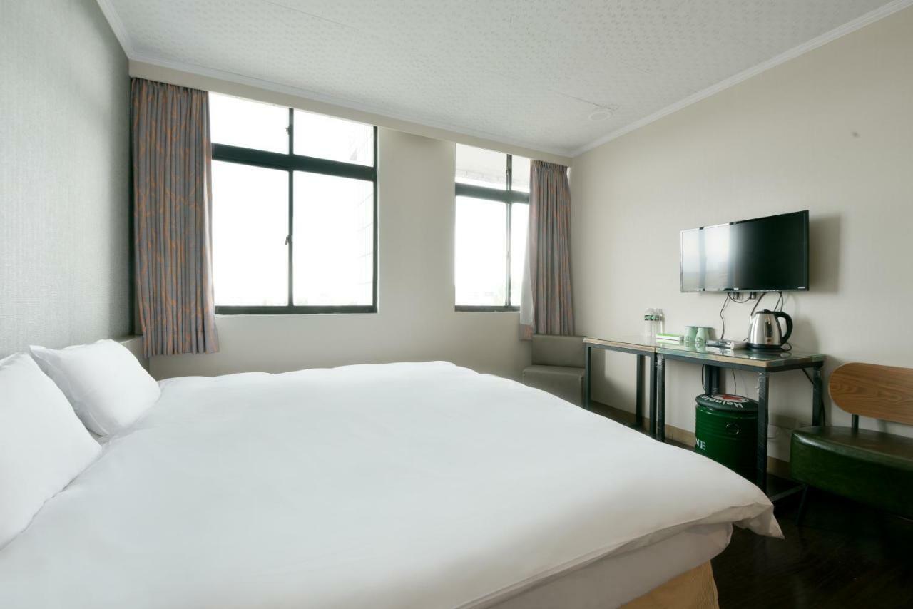 Back Home Hotel Chiayi Exterior foto
